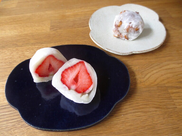 人気の「いちご大福」。イートインは、煎茶との「いちご大福セット」800円。奥の「キャラメルくるみ大福」300円。キャラメリゼしたくるみとお餅と餡のハーモニーが絶妙。