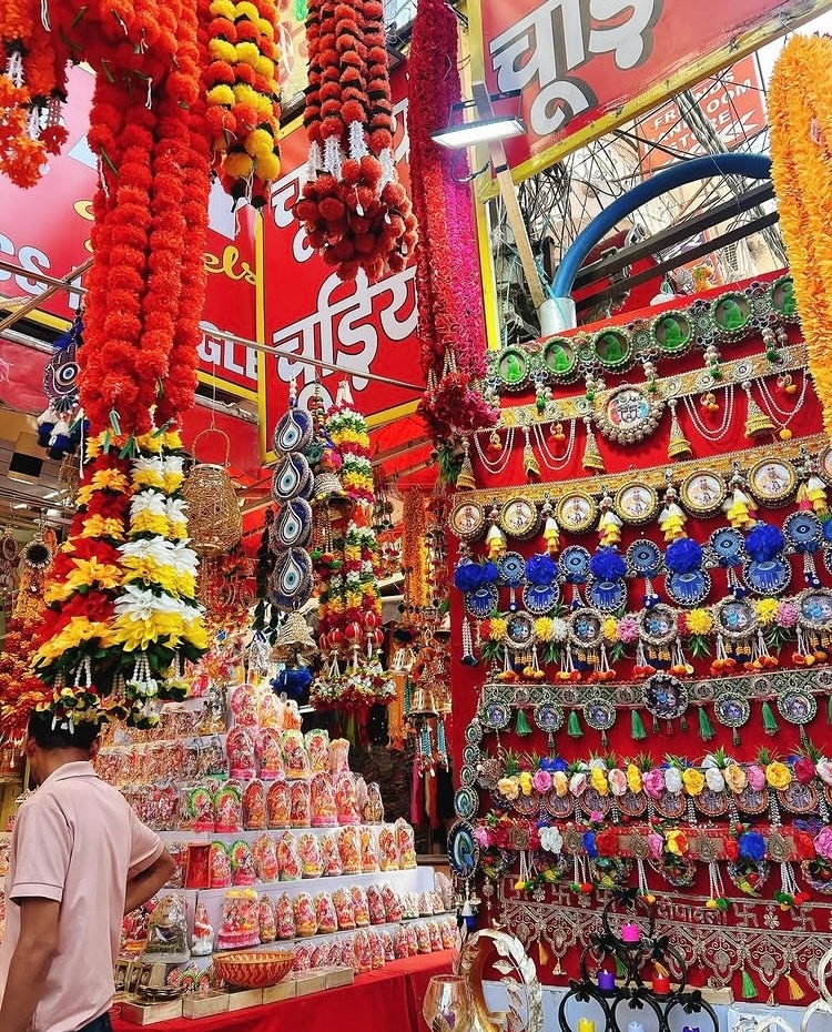 インドでの生活の様子。SNSやYouTubeではインドの文化についても発信している（本人Instagramより）