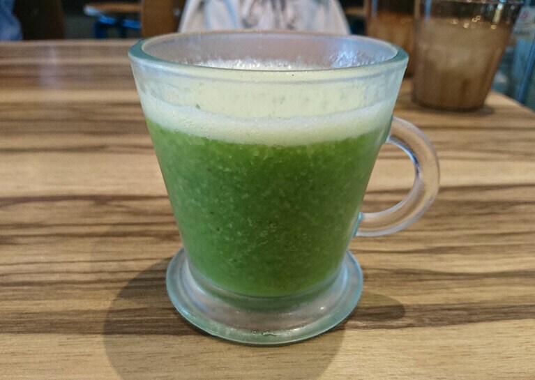 ラーメンとともに爽やかなグリーンスムージー(200円)も。