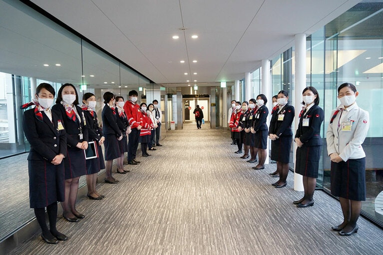 飛行機を降りてすぐのボーディングブリッジでずらりとお出迎え。これにはびっくり！