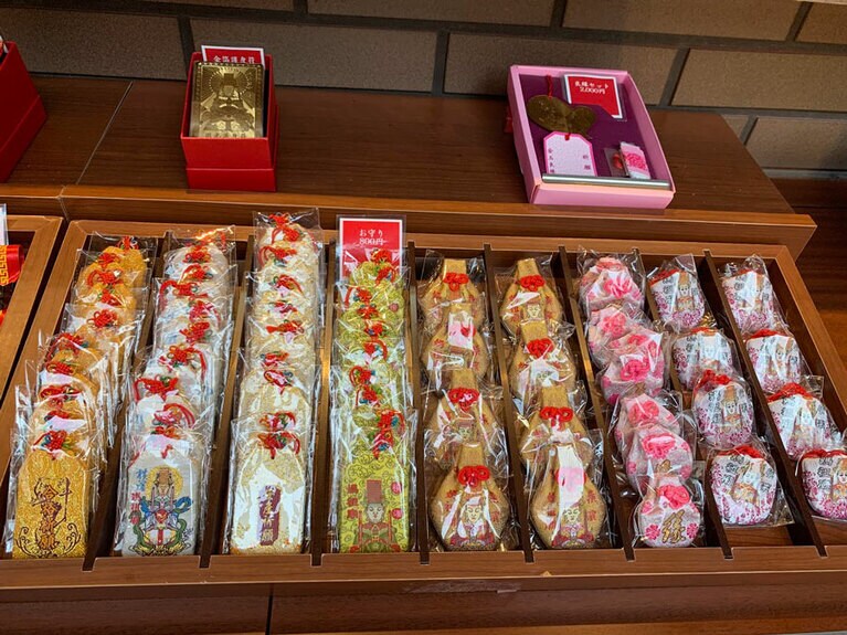 どれも鮮やかな刺繍が施されている。