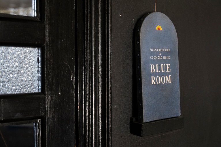 秘密の部屋の入り口。この看板が目印。