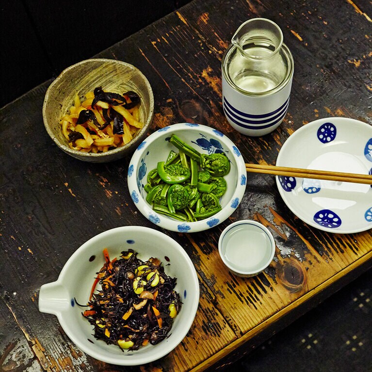 極太の切り干し大根、山菜のおひたし、ひじき煮など大皿料理はおおむね各600円。耐熱ガラスのとっくりがモダンな日本酒 2合 1,000円。