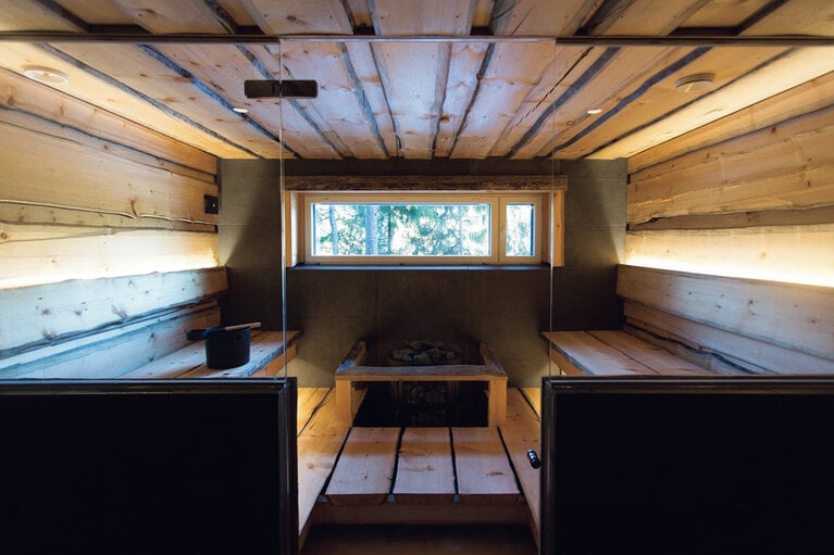 数百年前の木材を使って造られた“ヴィラ・ユハニ”のサウナ。心地良い蒸気が体を包む。©Hawkhill Cattage Risort