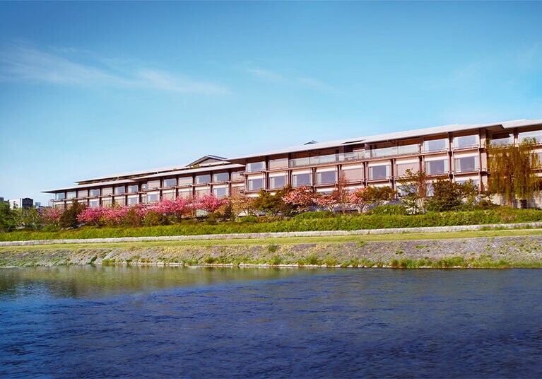 鴨川のほとりに厳かに建つ名門ホテル「ザ・リッツ・カールトン京都」。