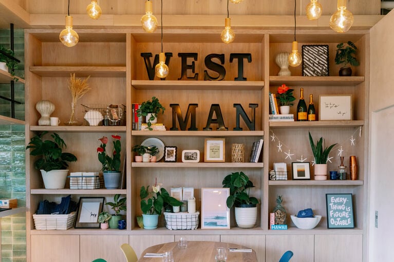 グリーンや雑貨がセンスよくディスプレイされた「Westman Cafe」の店内。