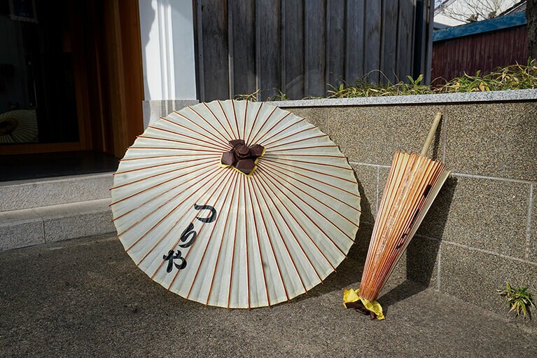 備え付けの蛇の目傘。雨が待ち遠しくなるほどステキ！