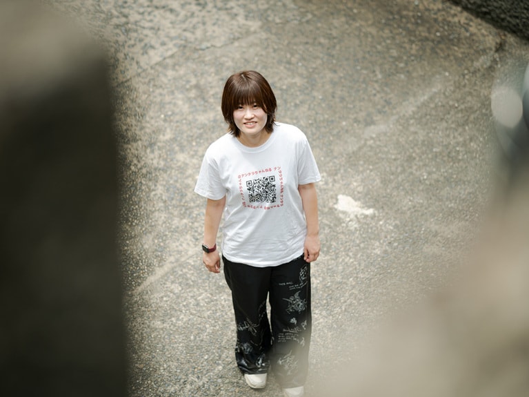 フリーディレクターの岡部知穂さん。