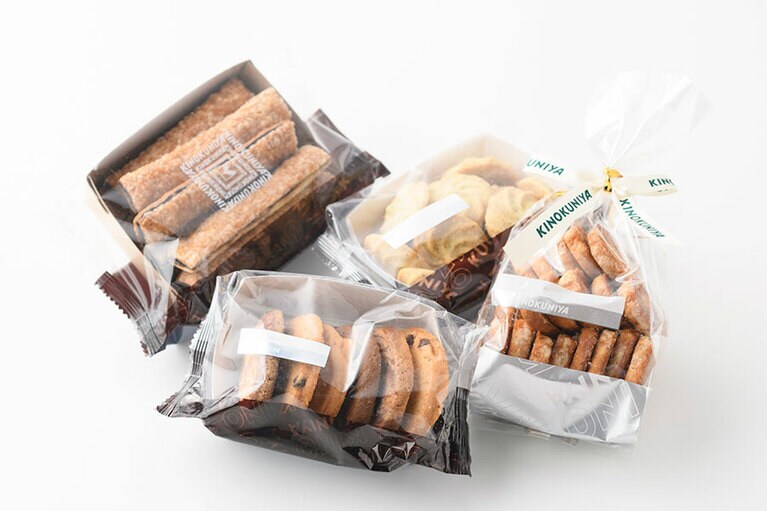 自家製クッキー各種。手前から時計回りに：アメリカンミックスクッキー 305円、ショコラパイスティック 362円、スペシャル紅茶クッキー 305円、リュネット 400円／紀ノ国屋