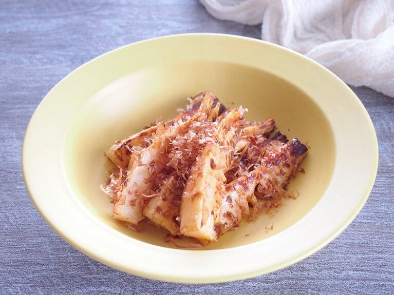 鰹節を全体に絡めて、器に盛りつけたら完成。