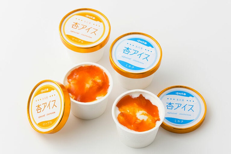 杏花堂「杏アイス」各400円（90ml）。6個セット3,800円。左から：マーブル、ミルク／長野県