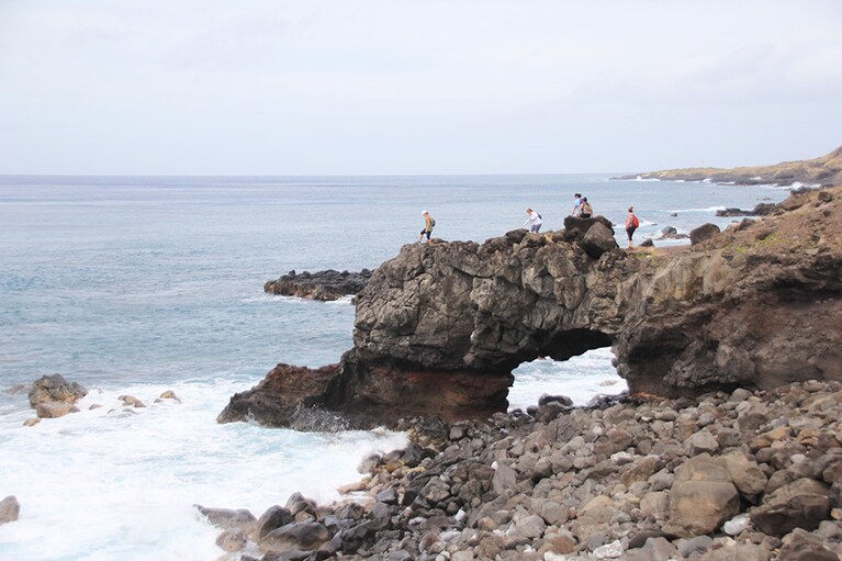 波が造った芸術のようなアーチ。上に乗るときはくれぐれも落ちないように注意しよう。