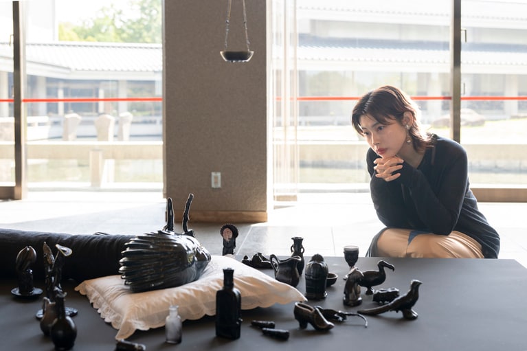 ワンゲシ・ムトゥ（Wangechi Mutu）《眠れるヘビ》 2014-2025