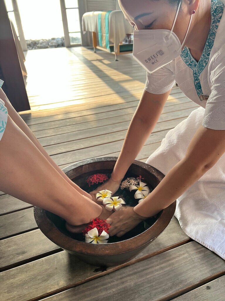 マッサージの前には、フットバスでていねいに足を洗ってくれる。