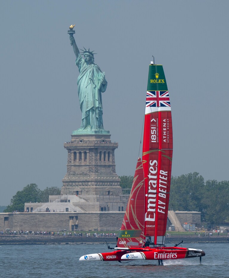 ロレックス セール・グランプリで使われるF50。最長28メートルのウイングが、驚異のスピードをもたらす。写真はイギリスチームのヨット。© Rolex/Jason Ludlow for SailGP