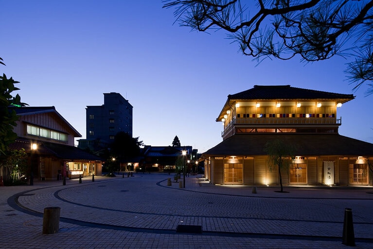 外装には古瓦とこけらぶき屋根を使用。