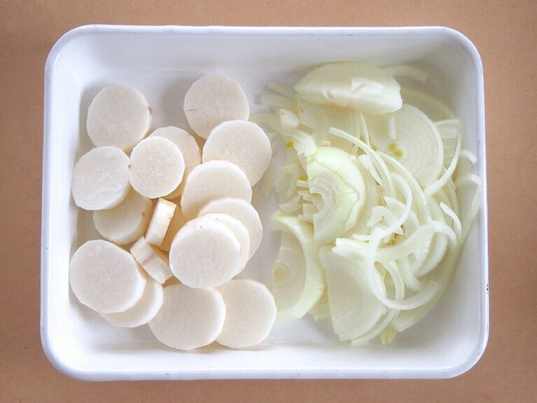 長芋は皮をむいて輪切りに。玉ねぎは皮をむいたら、薄切りに。