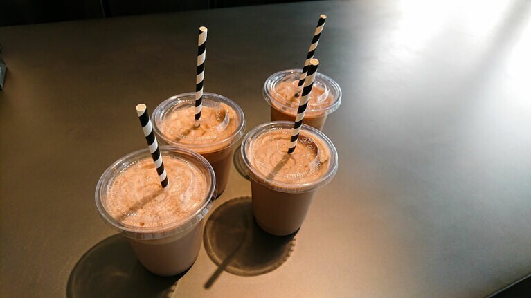 チョコレートドリンクはホットとコールドのどちらかを選べる。1ドリンク、レギュラー 500円、ラージ 600円。