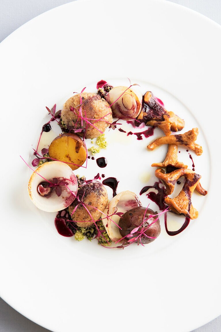 ぜひおすすめしたいのは、フレンチマクロビのプラン。体が生まれ変わる「食べて」リセットできる滞在だ。生命力のある素材を驚くほど美味しく仕上げる料理のセンスが秀逸。