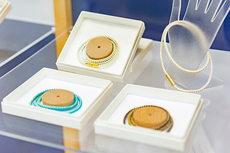 絹糸でくみ上げられた組紐。持ち運びやすく手土産に最適！