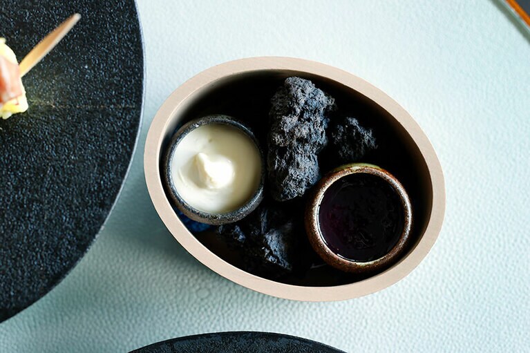 竹炭とカカオのスコーン クロテッドクリーム 葡萄のジャム。