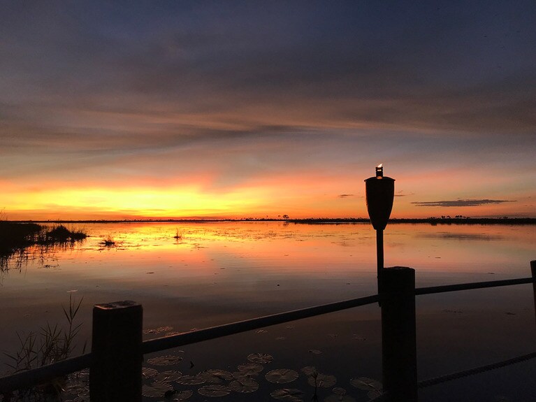 デュマ・タウの夕陽はゆっくり沈むような気がする。時間が経つのも忘れて眺めていられる。濃密な時間は内省を求める時間でもあって、アフリカでの時間を思い返す。