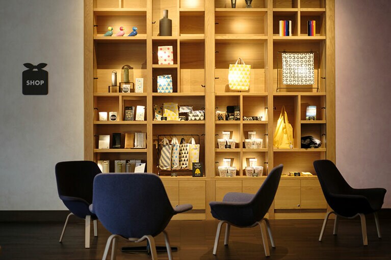 ライブラリーラウンジの一角では、OMO大阪オリジナル雑貨やコーヒーのドリップバッグ、豆菓子などが販売されていました。