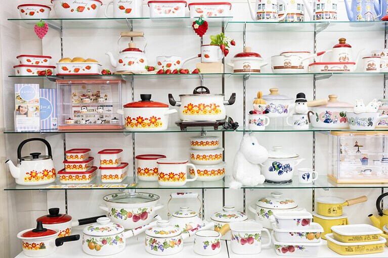 カラフルなものやキャラクターコラボ製品も多く、キッチンがイキイキ楽しくなる富士ホーローの調理器具たち。