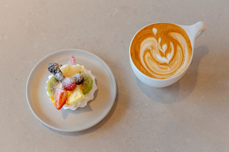 パブロバ（10ドル）とカプチーノ（6ドル）。