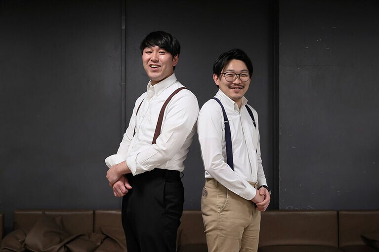 畠中悠(写真左)と伊藤俊介(写真右)のコンビ、オズワルド。伊藤が、同期である空気階段・水川かたまりの結婚にまつわる騒動をnoteで綴った“寿司泥棒のnote”がお笑いファンの間で話題に。