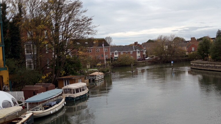 学内にのどかな川も流れています。
