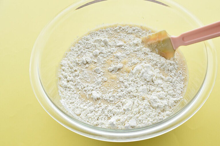ゴムべらで“の”の字を書くようにやさしく動かす。すると、粉の粒が徐々に小さく分かれていき、生地になじんでいく。