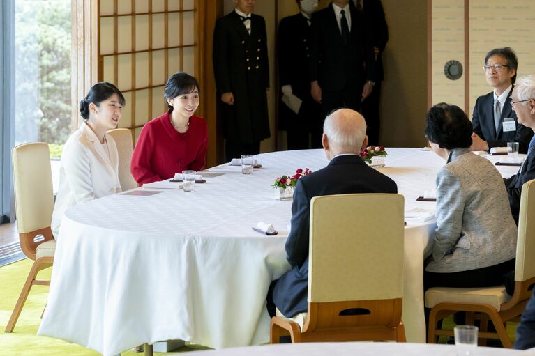 11月5日、5年ぶりに開催された茶会で愛子さまはホワイト、佳子さまはレッドのセットアップという「紅白コーデ」で参加された　宮内庁提供