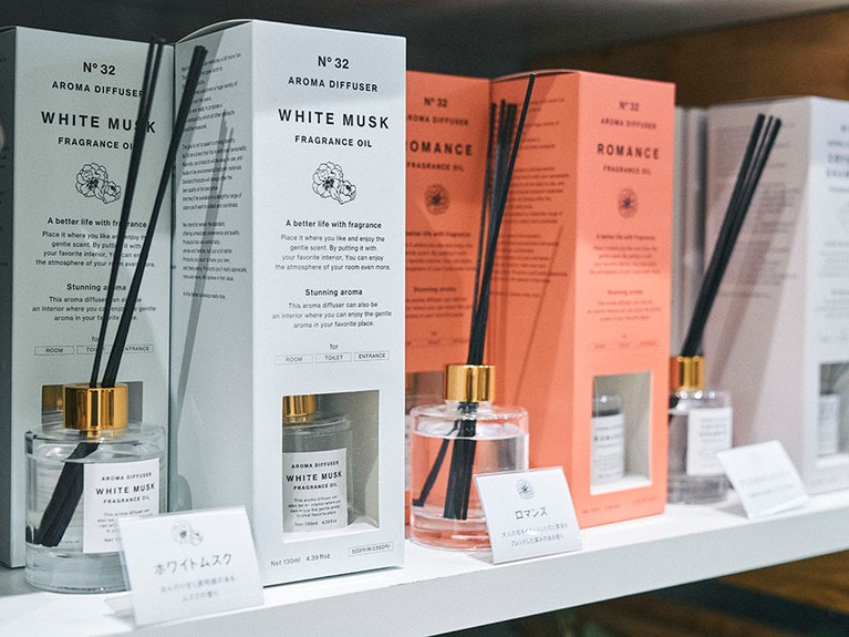 ちょっといいもの⑧ アロマディフューザー 各500円。スタイリッシュなパッケージが目を引く。香りは12種類から選べる。