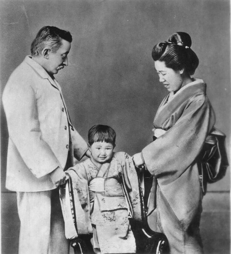 （左から）小泉八雲、一雄、セツ　©GRANGER／時事通信フォト