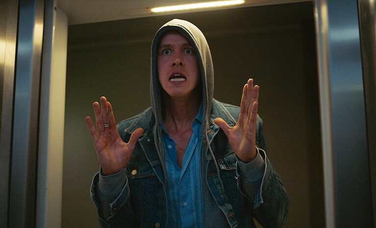 エレベーターで怒るカール。Fredrik Wenzel © Plattform Produktion