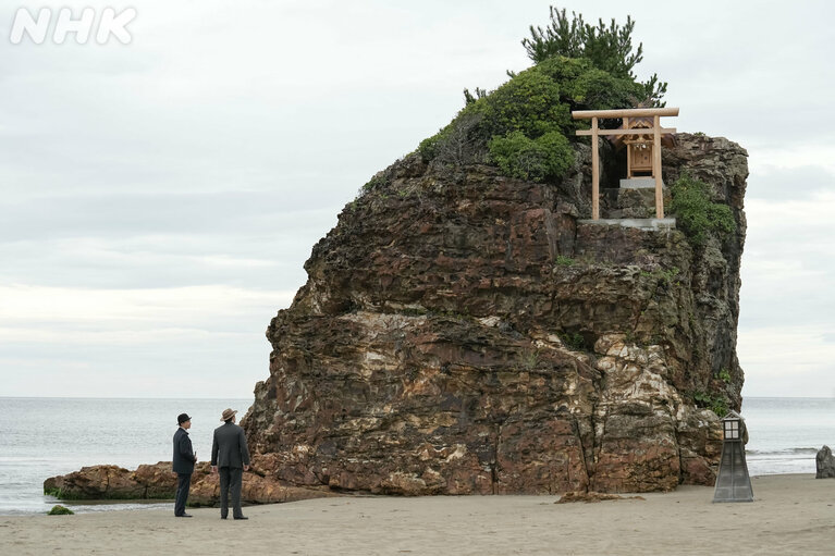 朝ドラ「ばけばけ」の場面写真。稲佐の浜を訪れたヘブンと錦織（吉沢亮）。「ばけばけ」公式Xより。