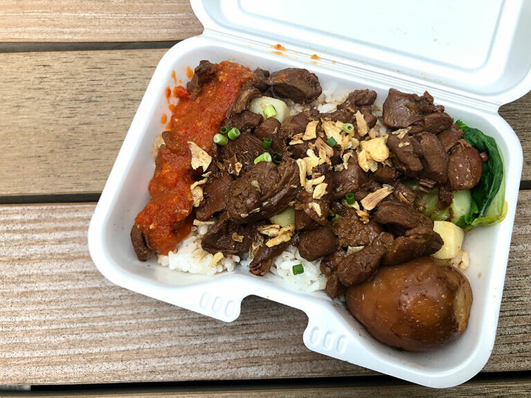 「しょうゆチキンライス、煮卵付き」750円。まるで鶏釜飯のようなやさしい味と自家製チリソースの辛みが絶妙なバランス。