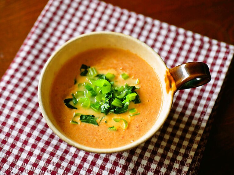 トマトクリームのレトルトスープに小松菜をちょい足し。