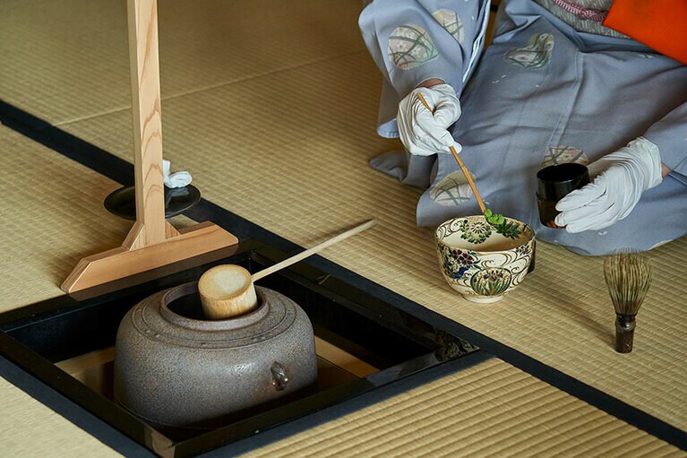 抹茶を点てる前にも、お茶碗を温め、水気を拭き、抹茶を入れるなど、一連の流れの美しい所作を楽しめます。