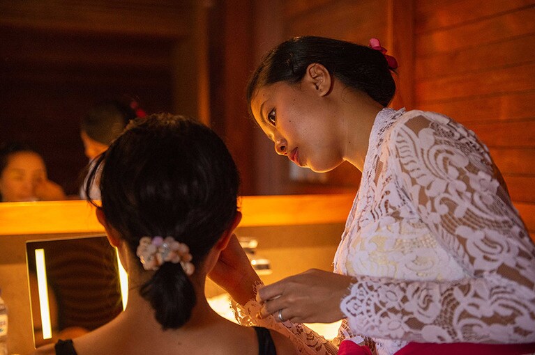 「バリ舞踊滞在」では、約60分のレッスンの後、実際に使われる衣装の着付けやメイクにもトライする。