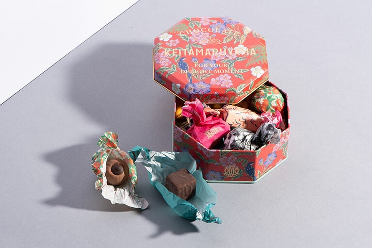 「詰め合わせチョコレート缶(レッド)」5,940円。