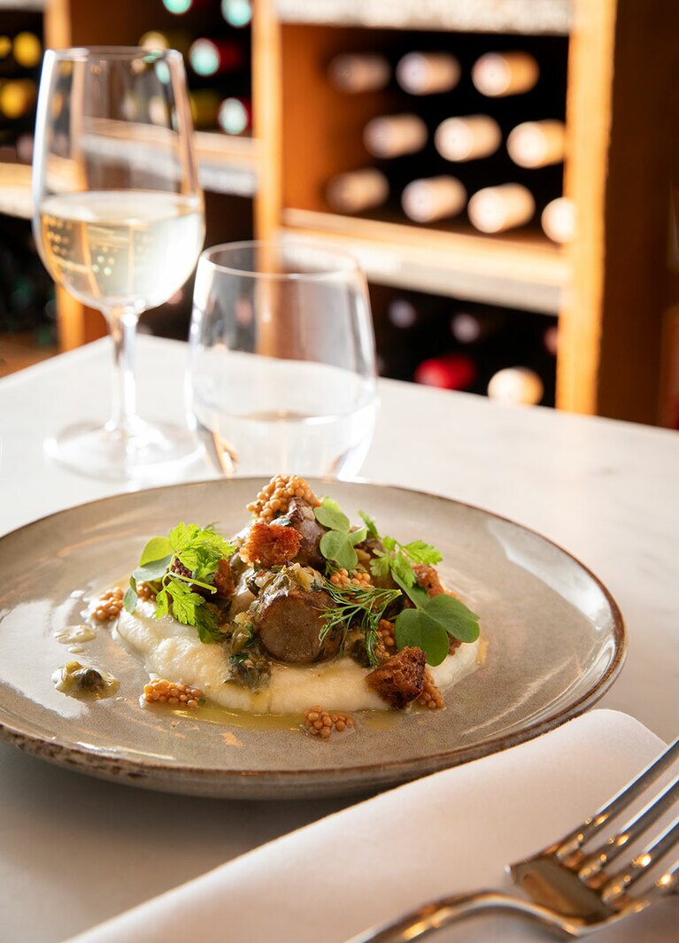 ローストした菊芋にレモン・コンフィを和え、レモンとケッパー、マスタード風味のソースで覆った一皿。