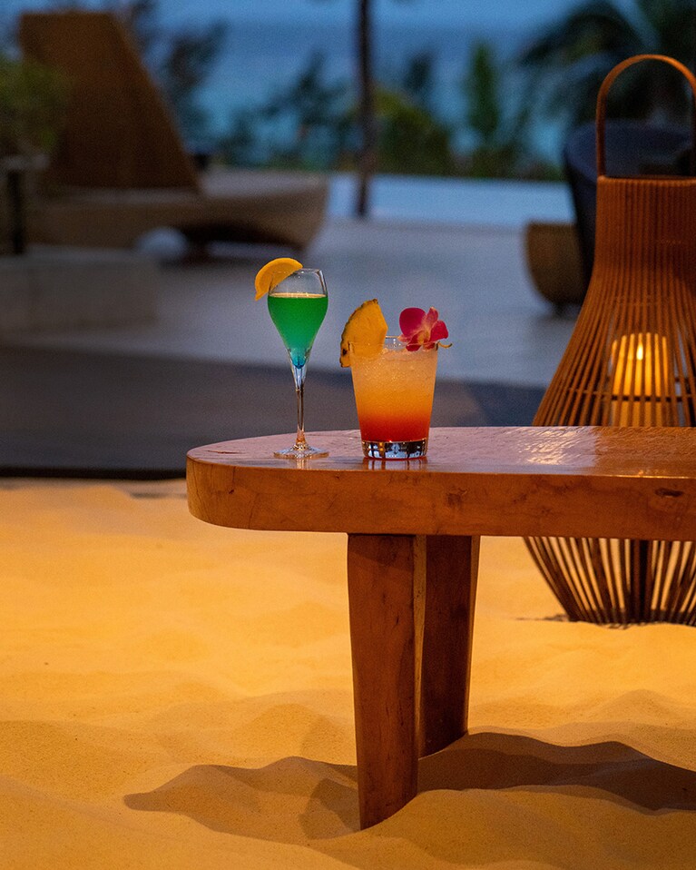 ビーチ気分の「Deli & Café Bar」。カクテル 1,045円～。