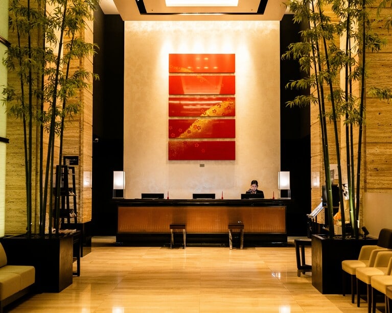 エントランスは金沢のメインストリート、百万石通り沿いに。周辺には金沢名物を堪能できる飲食店も多数。