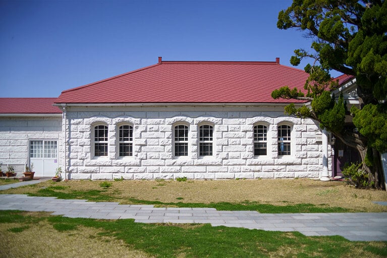 灯台に隣接した建物にはビュッフェが入っている。赤い屋根が可愛らしい。