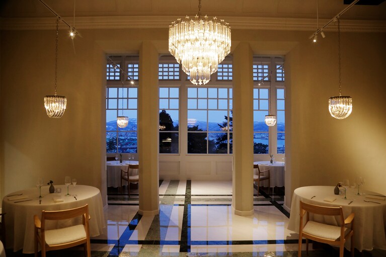 往年の面影を残す「Main Dining 白夜」のエントランスをくぐり、メインダイニングに足を踏み入れると、大きなガラス窓一面に海景色が広がる。