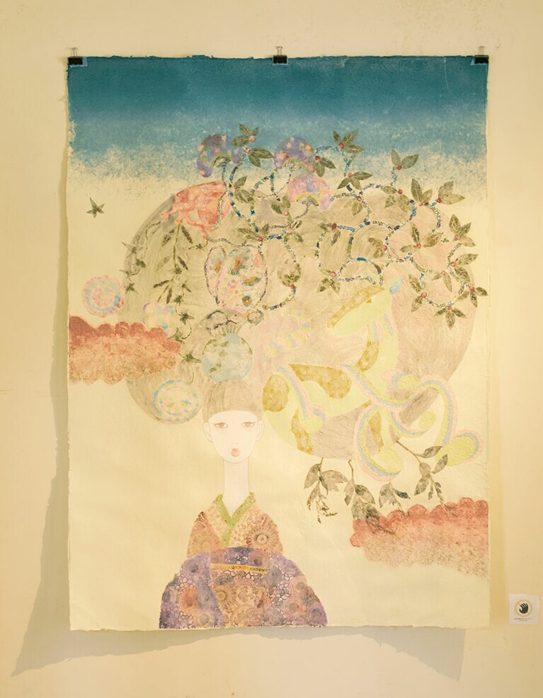 【KAORUKO「Animism inやんばる」】森羅万象すべてのものに精霊が宿っているとする思想「アニミズム」をテーマにした作品。大きな阿波手漉き和紙に描かれた力強い絵は、観る人に強烈なインパクトを与える。