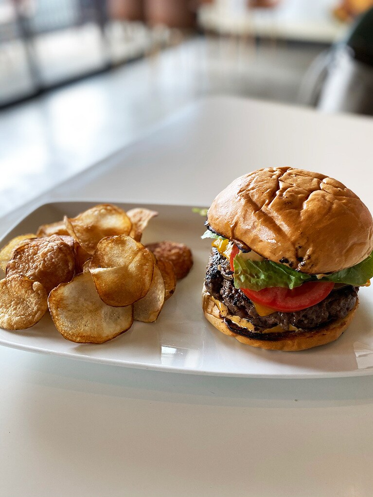 マッシュルームラグーがアクセントのKH Burger 15ドル。