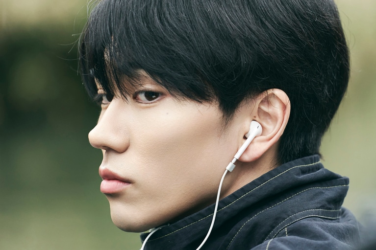 Ⓒ石黒正数・徳間書店／映画『ネムルバカ』製作委員会。秘訣は「挨拶」と「質問攻め」と「めげない心」。平祐奈の“スーパーコミュ力”3か条とは